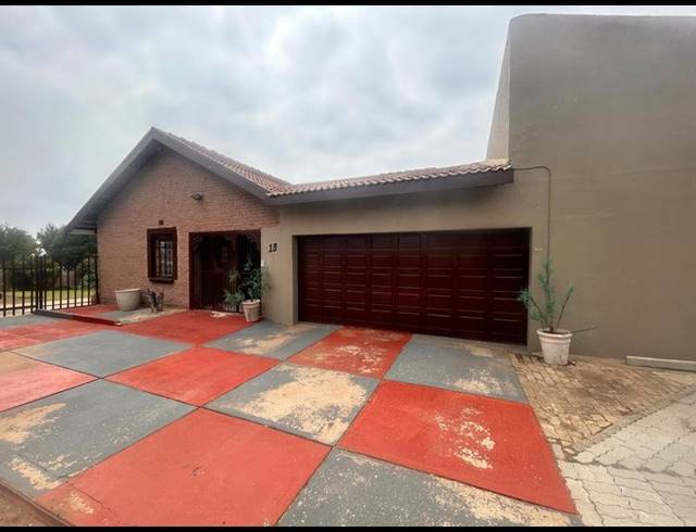 8 BEDROOM HOUSE FOR SALE IN STANFIELD HILL